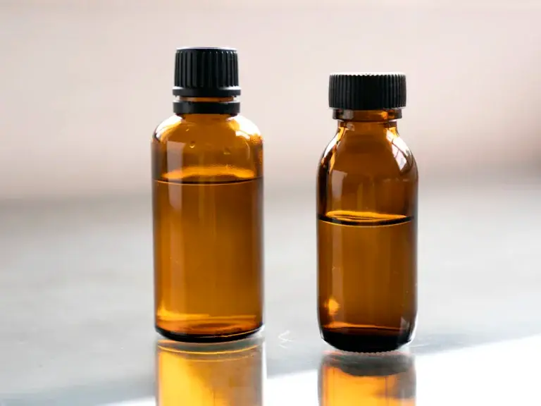 Musk and amber fragrance ingredients in amber glass bottles for cosmetic formulation